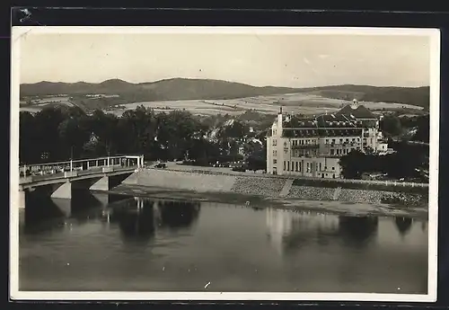 AK Piestany, Flusspartie mit Gebäuden