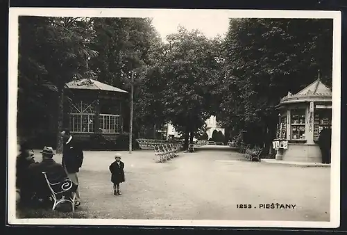AK Piestany, Pavillon im Park mit Gästen