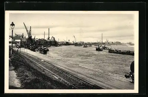 AK Uerdingen /Rhein, Rheinansicht mit Kran und Schiffen