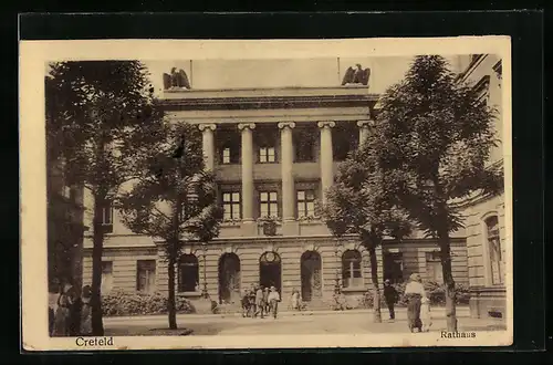 AK Crefeld, Rathaus mit Passanten