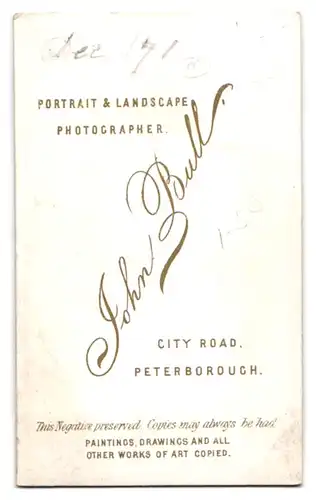 Fotografie John Bull, Peterborough, City Road, Eleganter junger Mann mit vornehmer Haltung und Krawatte