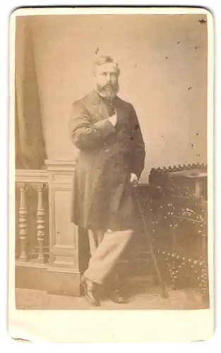 Fotografie G. A. Nichols, Hitchin, Station Road, Eleganter Herr mit Vollbart und Spazierstock