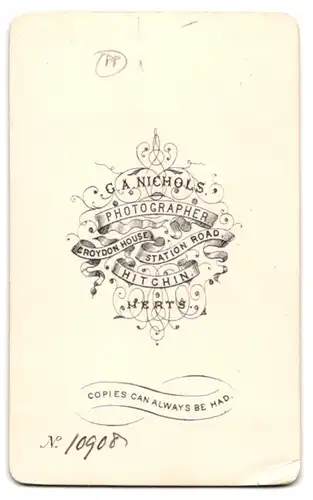 Fotografie G. A. Nichols, Hitchin, Station Road, Eleganter Herr mit Vollbart und Spazierstock