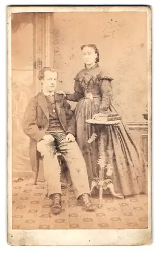 Fotografie J. Turner, Clerkenwell, 7. Garnault Place, Junges attraktives Paar mit vertrauter Geste