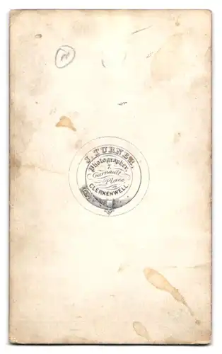 Fotografie J. Turner, Clerkenwell, 7. Garnault Place, Junges attraktives Paar mit vertrauter Geste