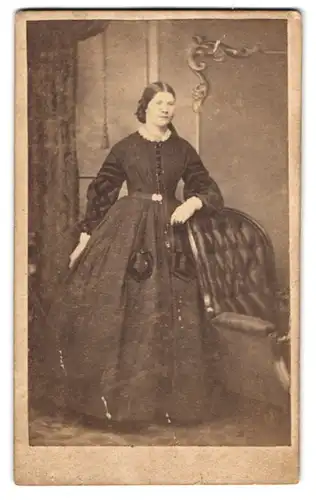 Fotografie S. Priestley, Huddersfield, St. Peters St., Hübsche Frau mit zurückgebundenen Haaren und Spitzenkragen