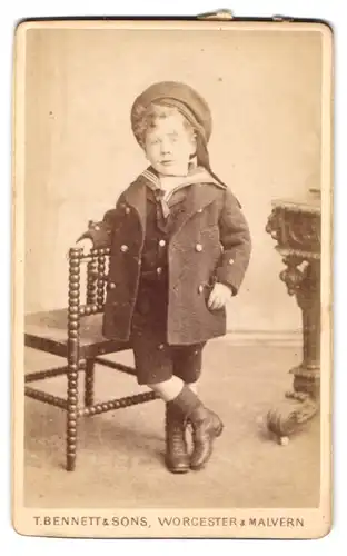 Fotografie T. Bennett & Sons, Worchester, 8. Broad St., Niedlicher kleiner Junge mit Matrosenmütze