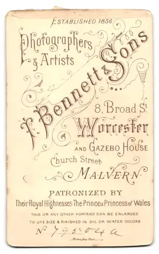 Fotografie T. Bennett & Sons, Worchester, 8. Broad St., Niedlicher kleiner Junge mit Matrosenmütze