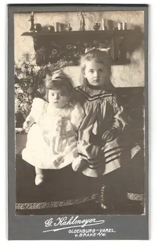 Fotografie G. Kahlmeyer, Oldenburg, Kleines blondes Mädchen mit trotziger Miene und kleiner Schwester