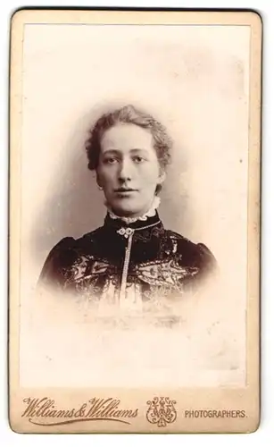 Fotografie Williams & Williams, Cardiff, 53. Queen St., Gutaussehende junge Frau m. zurückgebundenen Haaren u. Ohrringen