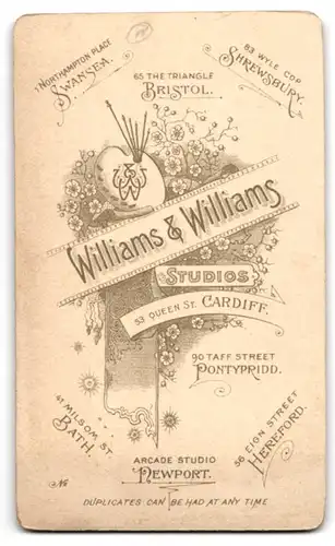 Fotografie Williams & Williams, Cardiff, 53. Queen St., Gutaussehende junge Frau m. zurückgebundenen Haaren u. Ohrringen