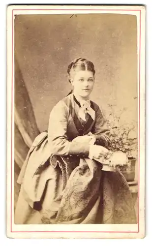 Fotografie W. H. Lewis, Bath, 2. Seymour Street, Hübsche junge Frau mit eleganter Frisur und Fingerring