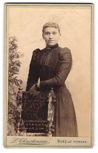 Fotografie L. Christensen, Burg auf Fehmarn, Hübsche Bürgerliche in schwarzem Kleid