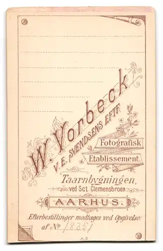 Fotografie W. Vorbeck, Aarhus, Bürgerliche mit hochgesteckter Frisur im Halbprofil