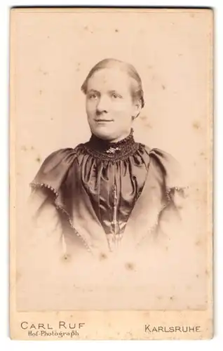 Fotografie Carl Ruf, Karlsruhe, Amalienstrasse 26, Bürgerliche Dame mit Kragenbrosche