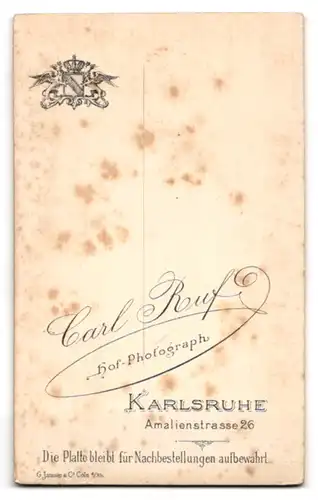 Fotografie Carl Ruf, Karlsruhe, Amalienstrasse 26, Bürgerliche Dame mit Kragenbrosche