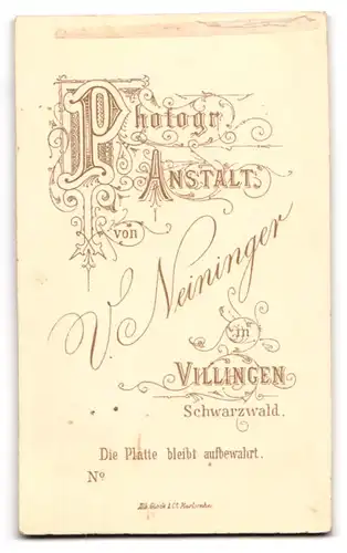 Fotografie V. Neininger, Villingen Schwarzwald, Niedliches Kind mit Kleid und schmuckvollem Gürtel