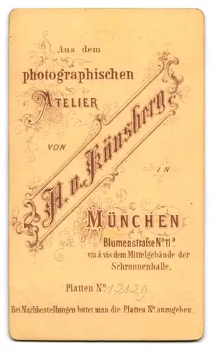 Fotografie A. v. Künsberg, München, Blumenstrasse 11, Junge Frau mit auffälligem Ohrring