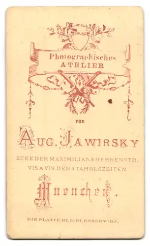 Fotografie Aug. Jawirsky, München, Maximilian- Ecke Herrenstrasse, Bürgerliche Dame mit geknöpftem Kleid