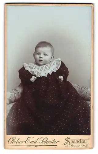 Fotografie Emil Schröter, Spandau, Breite Strasse 32., Niedliches Baby im gepunkteten Kleid mit gesticktem Kragen