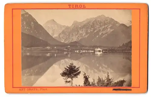 Fotografie Ant. Gratl. Innsbruck, Ansicht Achensee, Blick über den See nach dem Ort, Alpenpanorama