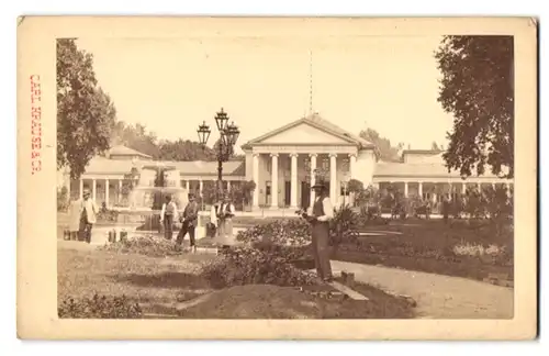 Fotografie Carl Krause & Co., Berlin, Ansicht Wiesbaden, Blick auf die Front des Kurhaus mit Gärtnern