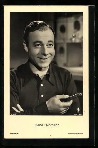 AK Schauspieler Heinz Rühmann im Hemd mit Zigarre zur Seite lächelnd