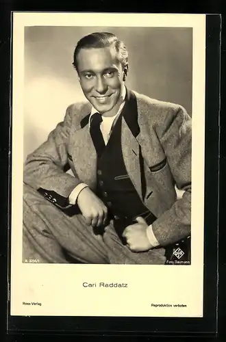 AK Schauspieler Carl Raddatz im Anzug lächelnd in die Kamera sitzend