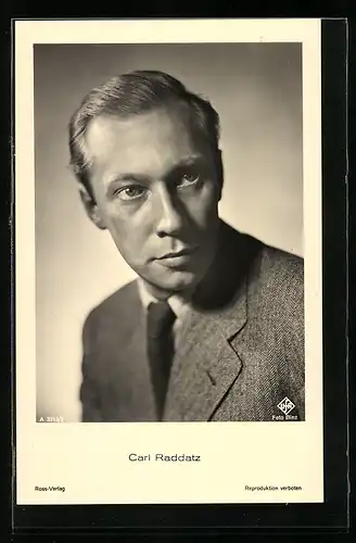 AK Schauspieler Carl Raddatz im Anzug mit Blick zur Seite