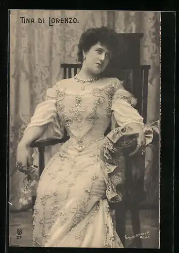 AK Schauspielerin Tina di Lorenzo posierend in elegantem Abendkleid