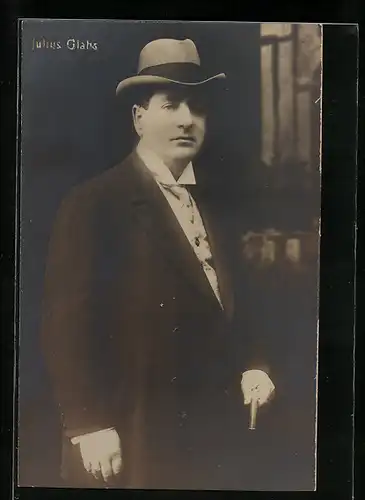 AK Schauspieler Julius Glahs in Mantel und Hut, mit Gehstock