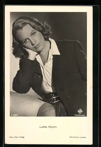 AK Schauspielerin Lotte Koch auf Sofa lehnend