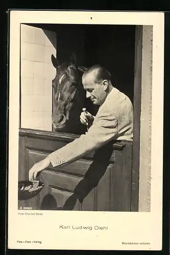 AK Schauspieler Karl Ludwig Diehl mit Pferd in Stall posierend