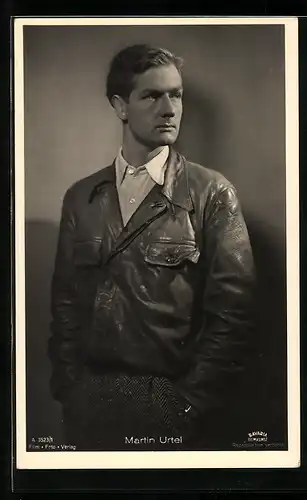 AK Schauspieler Martin Urtel in einer Lederjacke mit ernstem Blick zur Seite