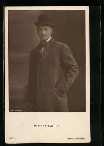 AK Schauspieler Albert Paulig in Mantel und Melone