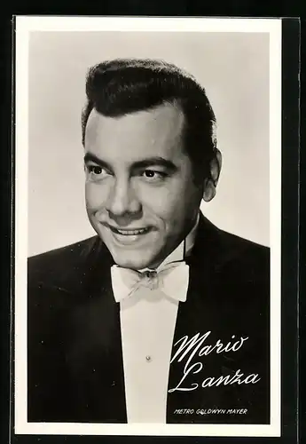 AK Schauspieler Mario Lanza, lächelnd im Smoking mit Fliege