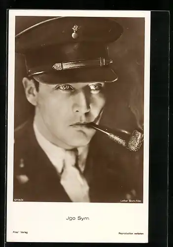 AK Schauspieler Igo Sym mit Schirmmütze und Tabakpfeife