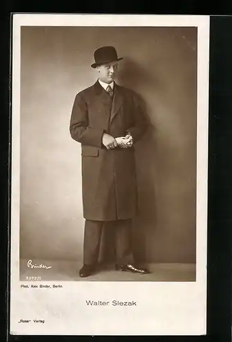 AK Schauspieler Walter Siezak mit Melone und Mantel