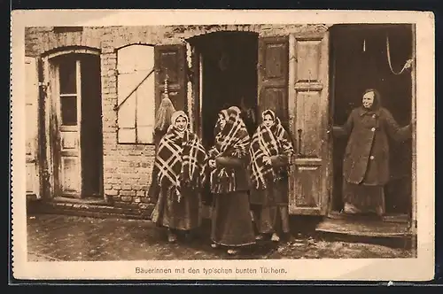 AK Russische Bäuerinnen mit typischen bunten Tüchern