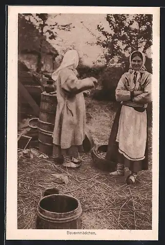 AK Zwei Bauernmädchen, Fässer, Haus