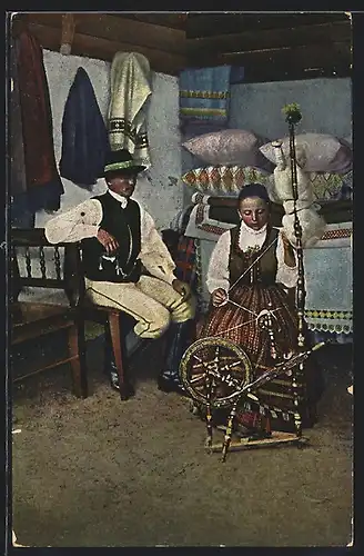 AK Paar in Székler Tracht mit Spinnrad in der Stube