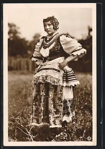AK Ungarin in Tracht aus Mohács, Sokatzen Mädchen