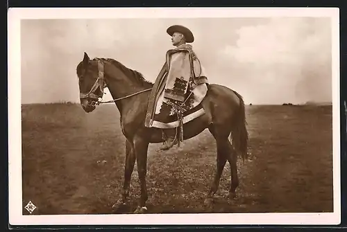 AK Hortobágy, ungarischer Pferdehirte in Tracht, Csikóslegény lovával