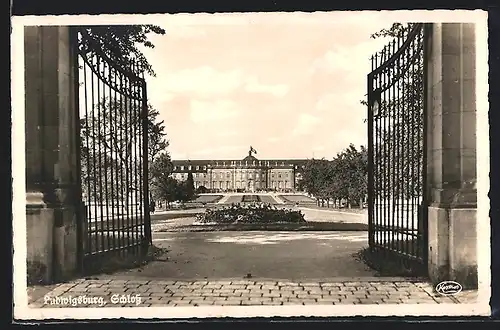 AK Ludwigsburg, Blick durchs Tor auf Schloss