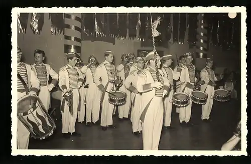 AK Faschingskapelle auf einer Bühne