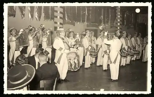 AK Faschingskapelle mit Trommlern und Trompetern