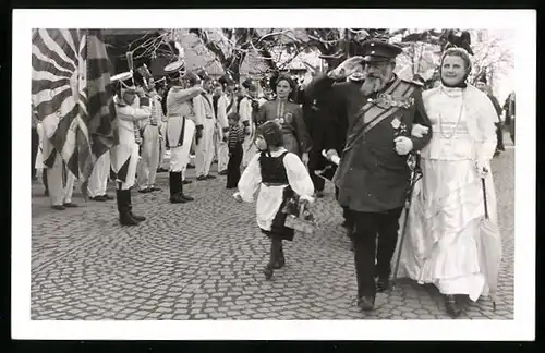 AK Prinzenpaar vor Fahnenträgern