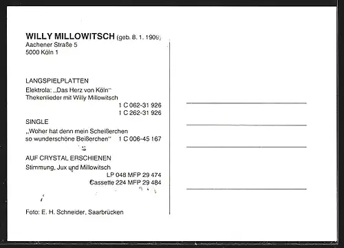 AK Schauspieler Willy Millowitsch mit Blumen im Krug, mit original Autograph