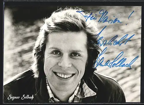 AK Schauspieler Sigmar Solbach mit offenem Lächeln, mit original Autograph