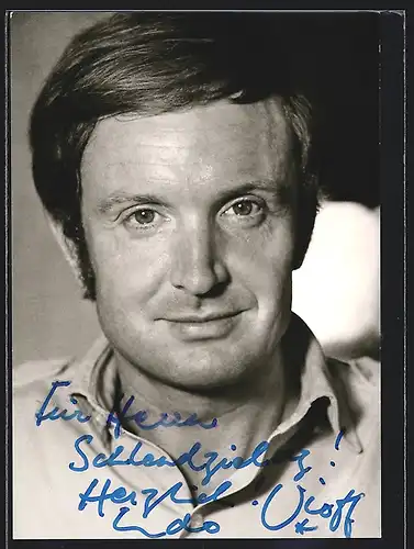 AK Schauspieler Udo Vioff im Hemd, mit original Autograph